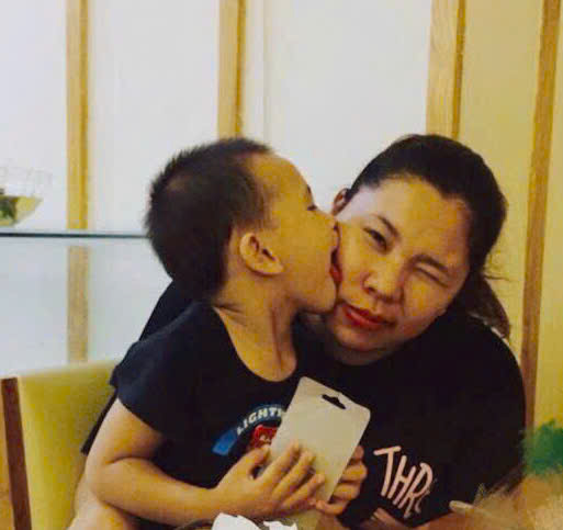 Con thơm má Mẹ Lưu Phương Loan