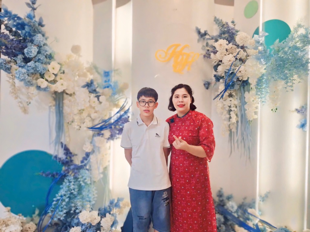Mẹ Loan Áo Dài Đỏ